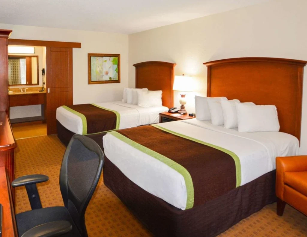 Quarto com duas camas queen ideal para famílias e grupos que visitam Orlando.
