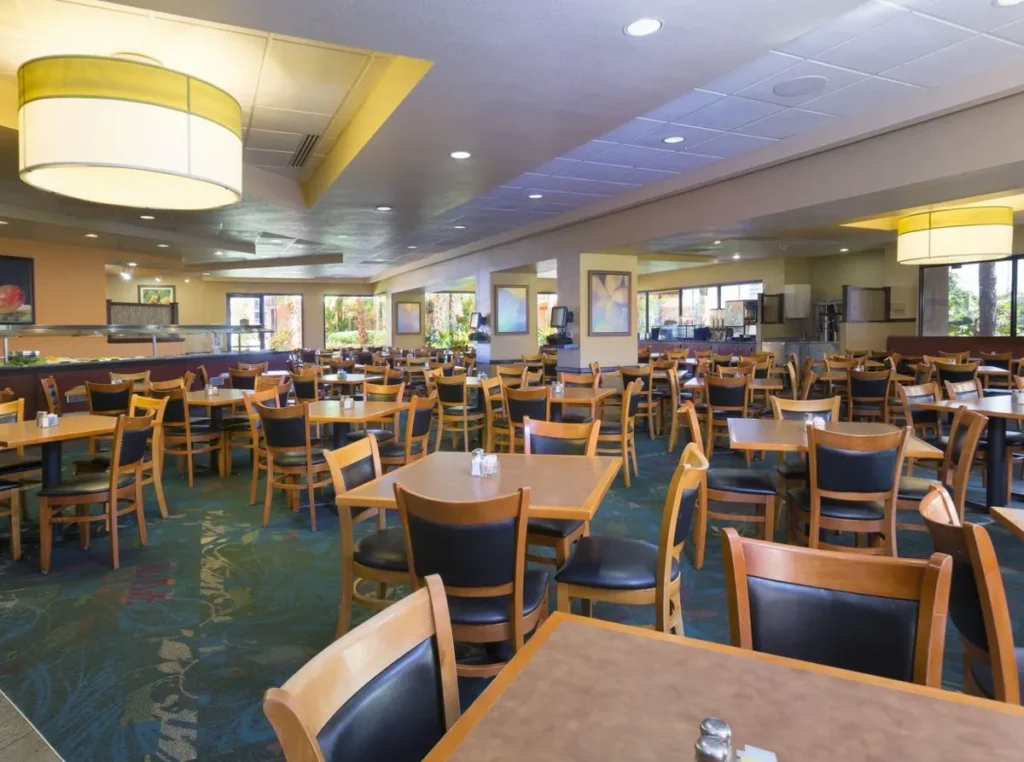 Restaurante do Rosen Inn Lake Buena Vista com buffet variado para café da manhã e refeições.