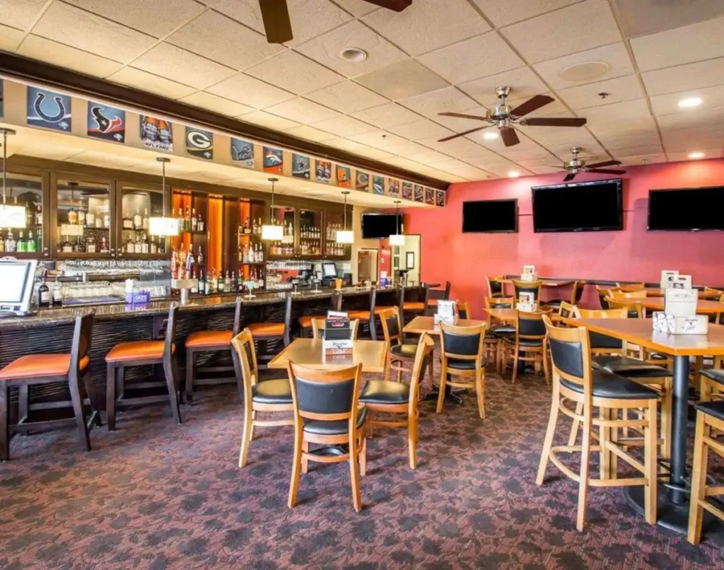 Sports Bar do hotel, ideal para assistir eventos esportivos e aproveitar bebidas e petiscos.