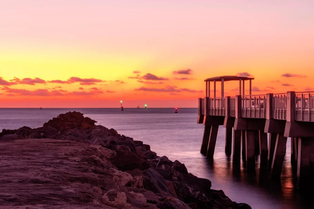 Píer do South Pointe Park ao pôr do sol em Miami Beach.