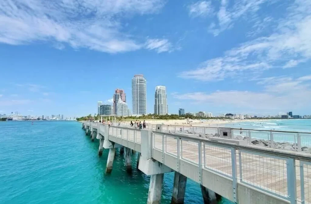Píer do South Pointe Park com mar turquesa e skyline de Miami Beach.