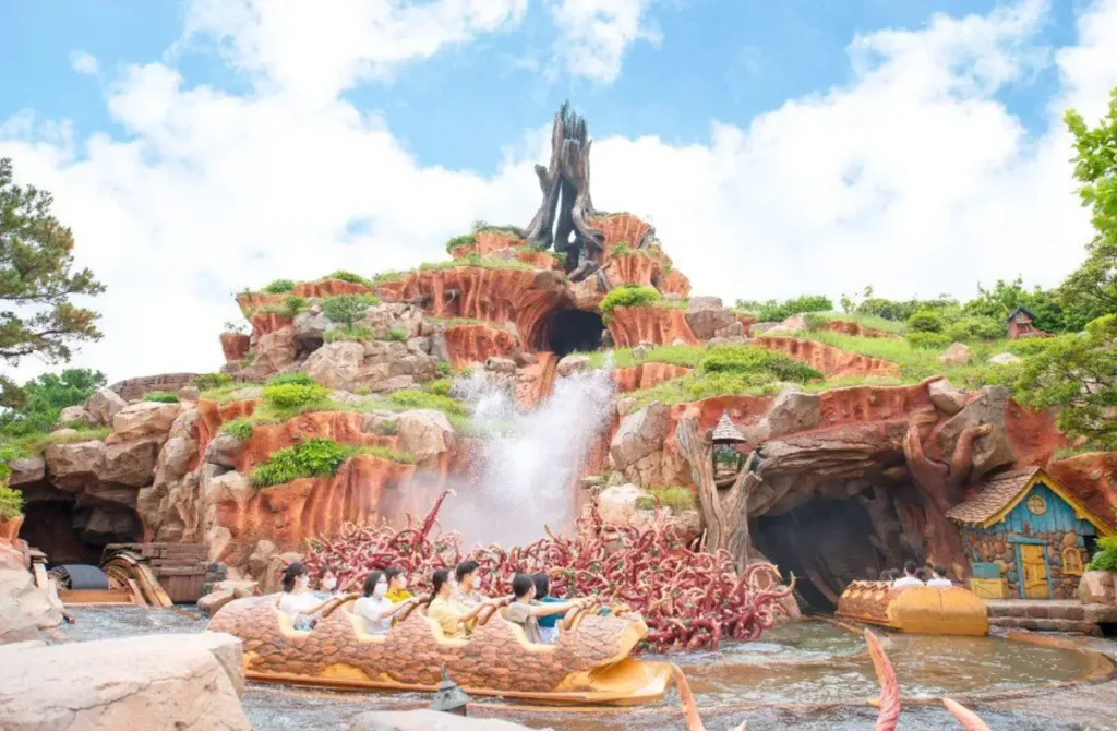 Barco descendo a Splash Mountain entre rochas e quedas d'água na Tokyo Disneyland.