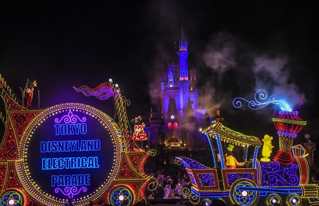 A parada noturna da Tokyo Disneyland acontece diante do Castelo da Cinderela.