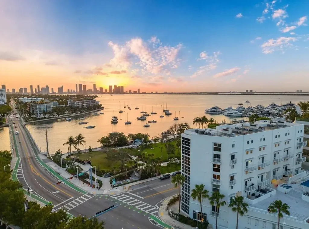 Vista aérea da Biscayne Bay ao entardecer.