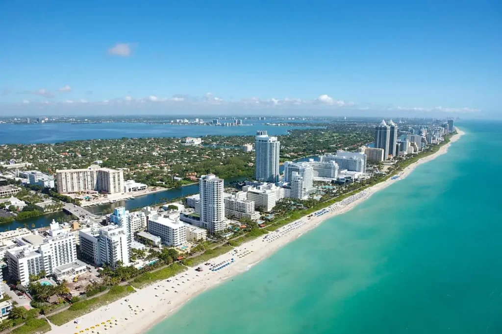 Vista aérea do litoral de Miami Beach.