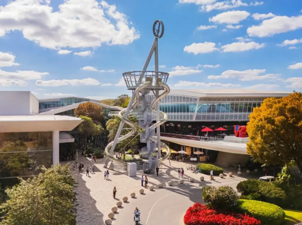 Área externa do Aventura Mall, com a famosa Slide Tower e seus escorregadores.