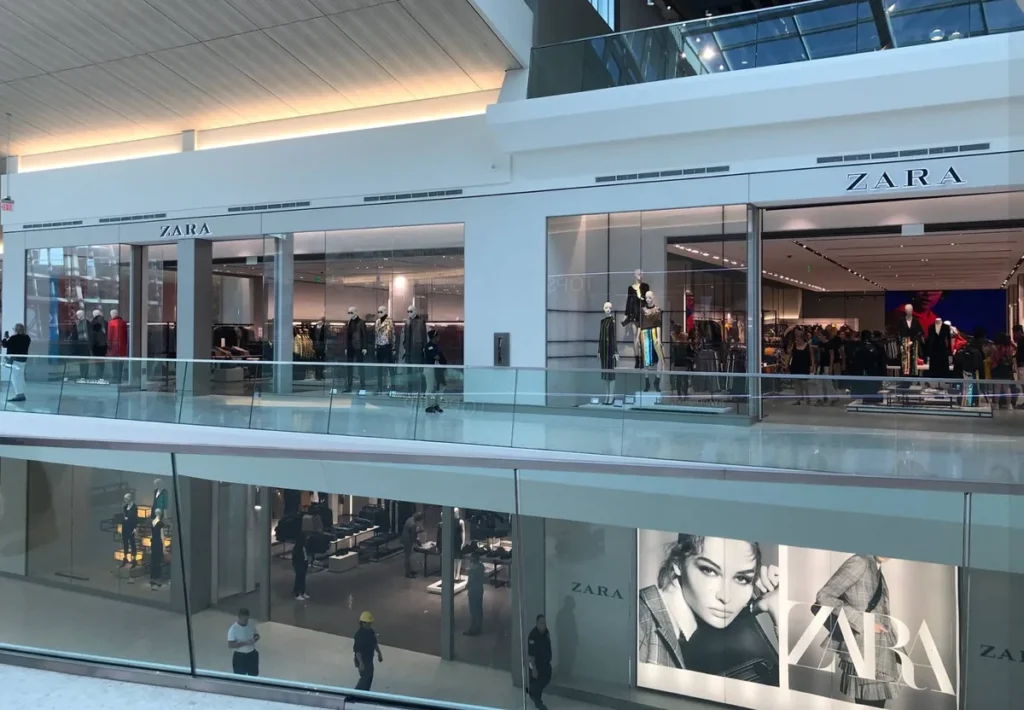 Loja Zara no Aventura Mall, em Miami, com ampla fachada distribuída em dois níveis.