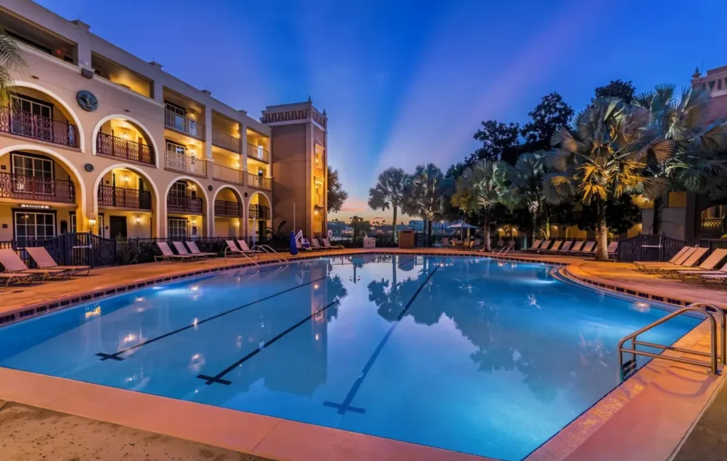 Piscina do Disney’s Coronado Springs Resort ao entardecer