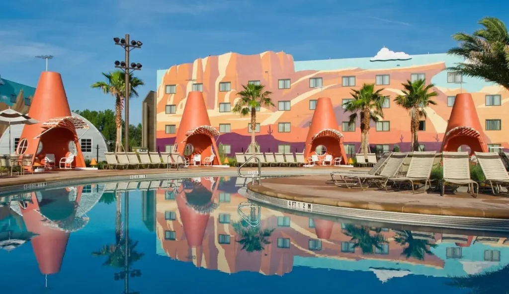 Piscina Cozy Cone em frente ao Wheel Well Motel na área Cars do Disney's Art of Animation Resort.
