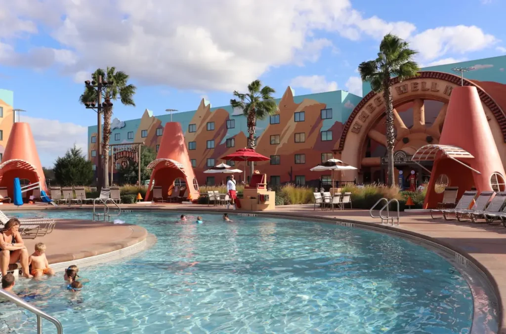 Piscina Cozy Cone com cabanas em formato de cone na área Cars do Disney's Art of Animation Resort.