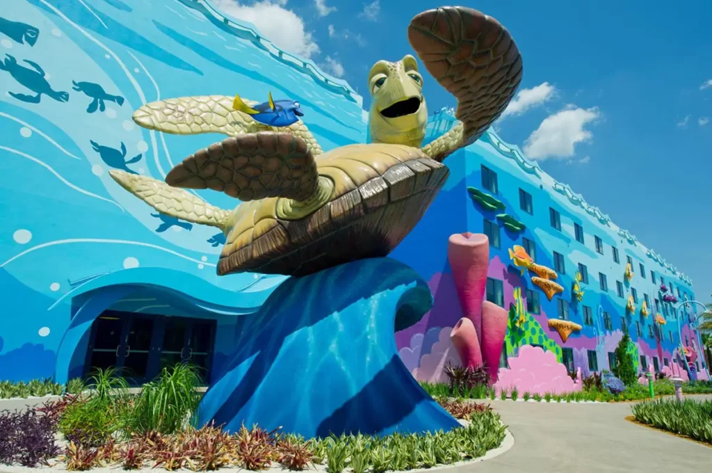 A tartaruga Crush te aguarda em frente ao prédio da área Finding Nemo no Disney's Art of Animation Resort.