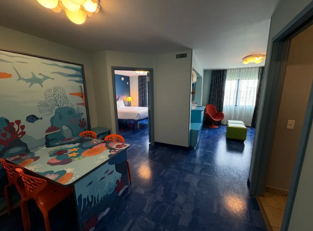 Área de jantar da Finding Nemo Family Suite no Disney's Art of Animation Resort.