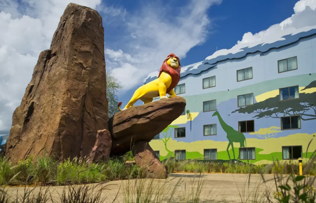 Estátua gigante do Simba sobre a Pedra do Reino no Disney's Art of Animation Resort.