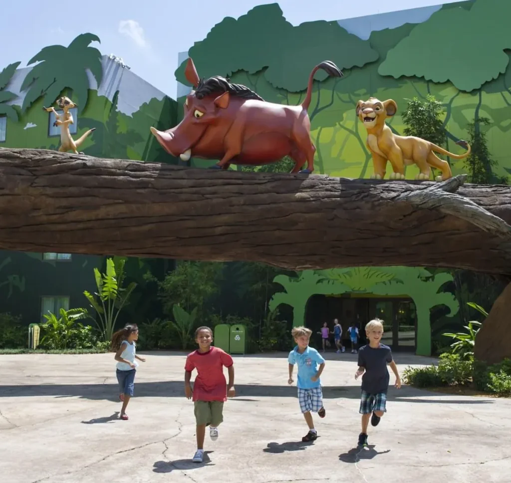 Estátua gigante do Simba sobre a Pedra do Reino no Disney's Art of Animation Resort.