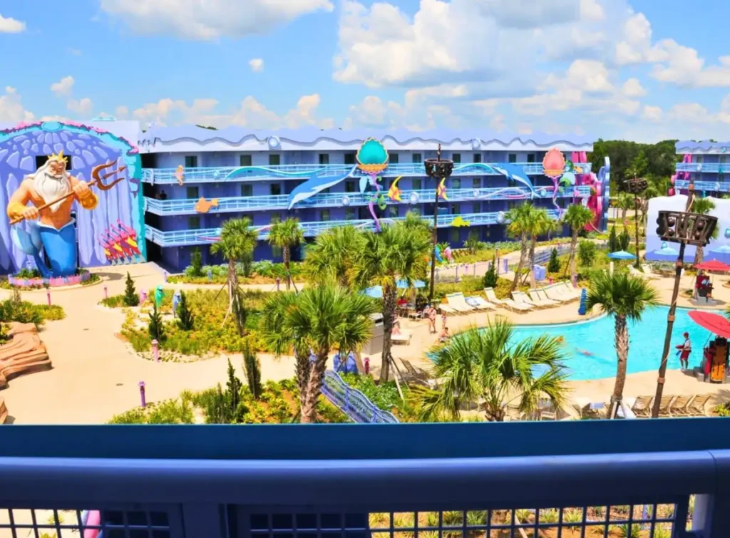 Piscina da área The Little Mermaid com estátua do Rei Tritão no Disney's Art of Animation Resort.