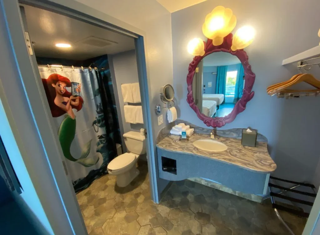 Banheiro temático da Pequena Sereia com cortina da Ariel no Disney's Art of Animation Resort.