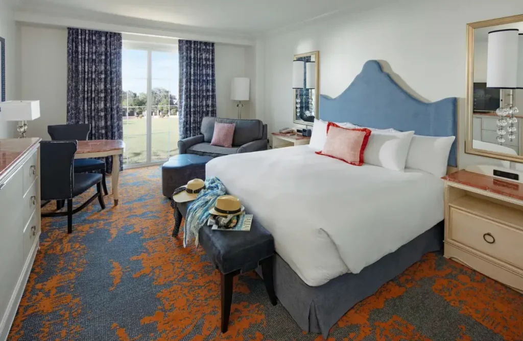 Quarto com cama king e área de estar no Loews Portofino Bay Hotel, em Orlando.