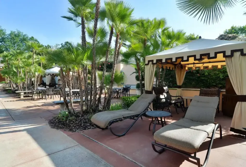 Cabanas e espreguiçadeiras oferecem espaços para descansar junto à piscina.