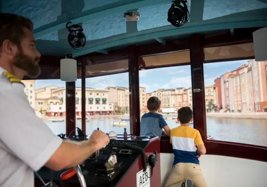 Transporte de barco conecta o Portofino Bay Hotel à área dos parques da Universal Orlando.