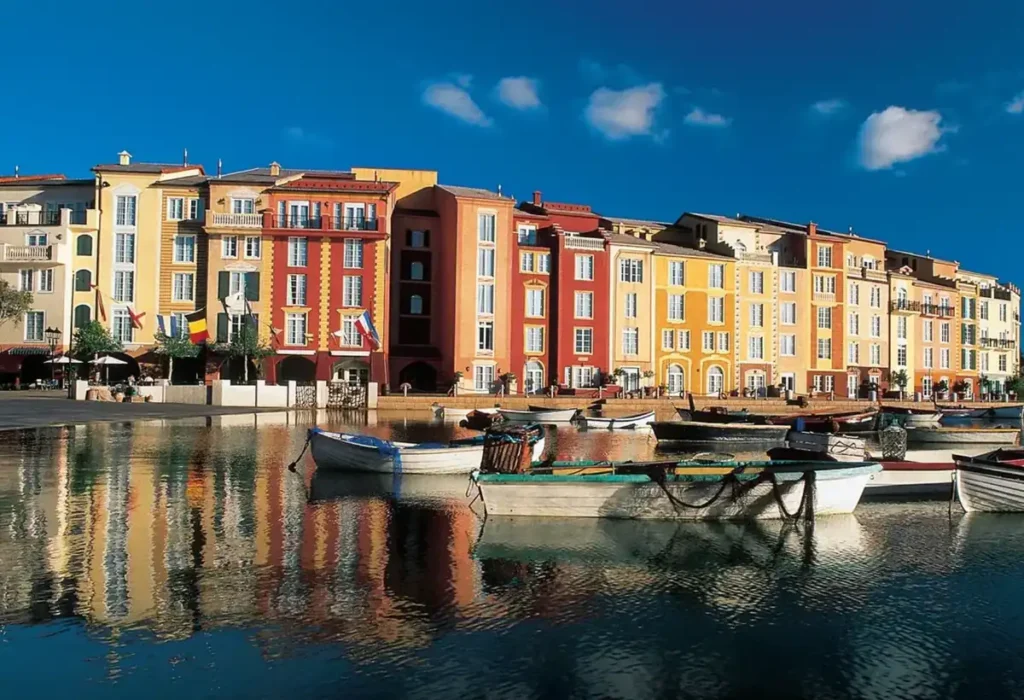 Vista panorâmica do Loews Portofino Bay Hotel, inspirado na vila italiana de Portofino.