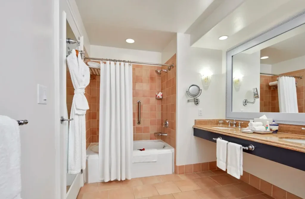 Banheiro de quarto do Portofino Bay Hotel.