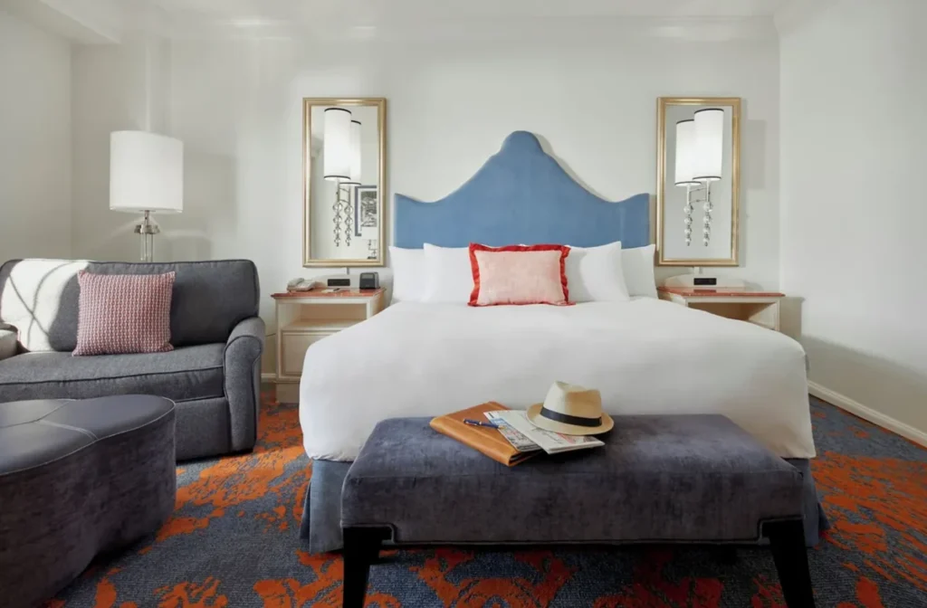 Quarto com cama king e área de estar no Portofino Bay Hotel da Universal Orlando.