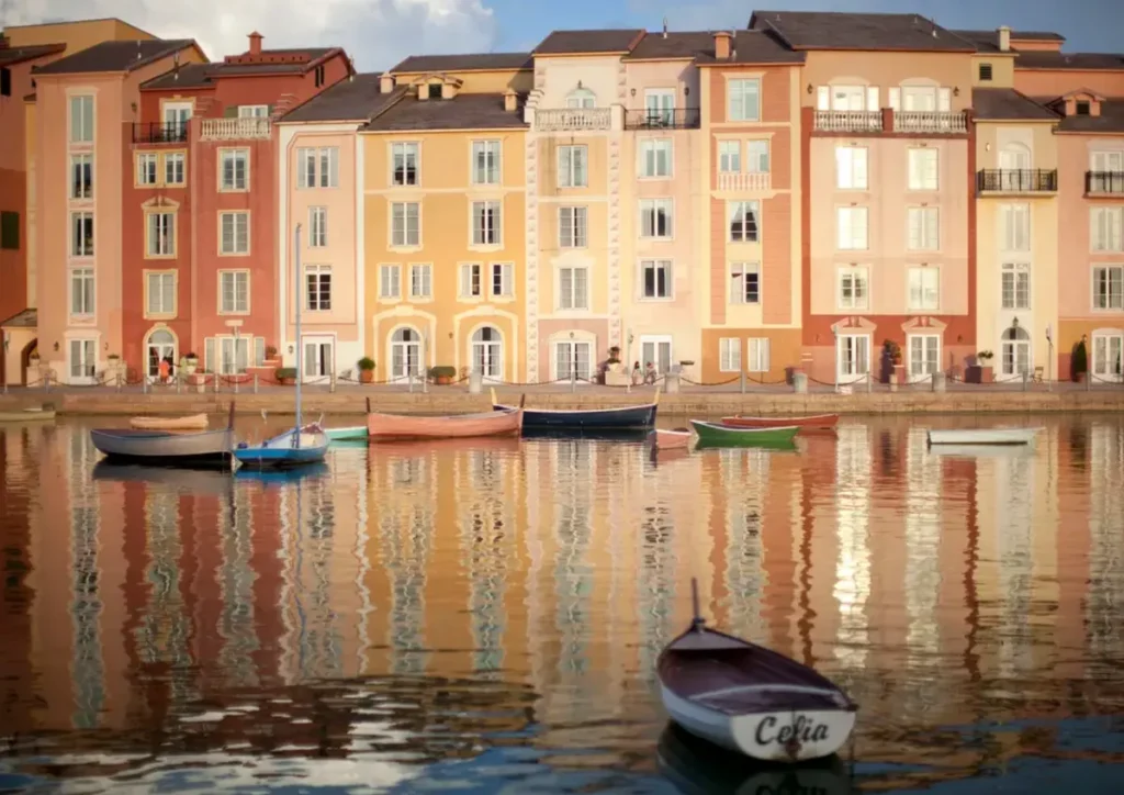 O porto e as fachadas inspiradas na Itália são uma das marcas do Portofino Bay Hotel.