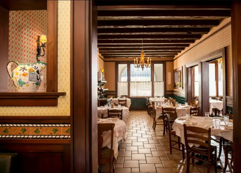 Um dos restaurantes do Portofino Bay Hotel, com ambiente inspirado na Itália.