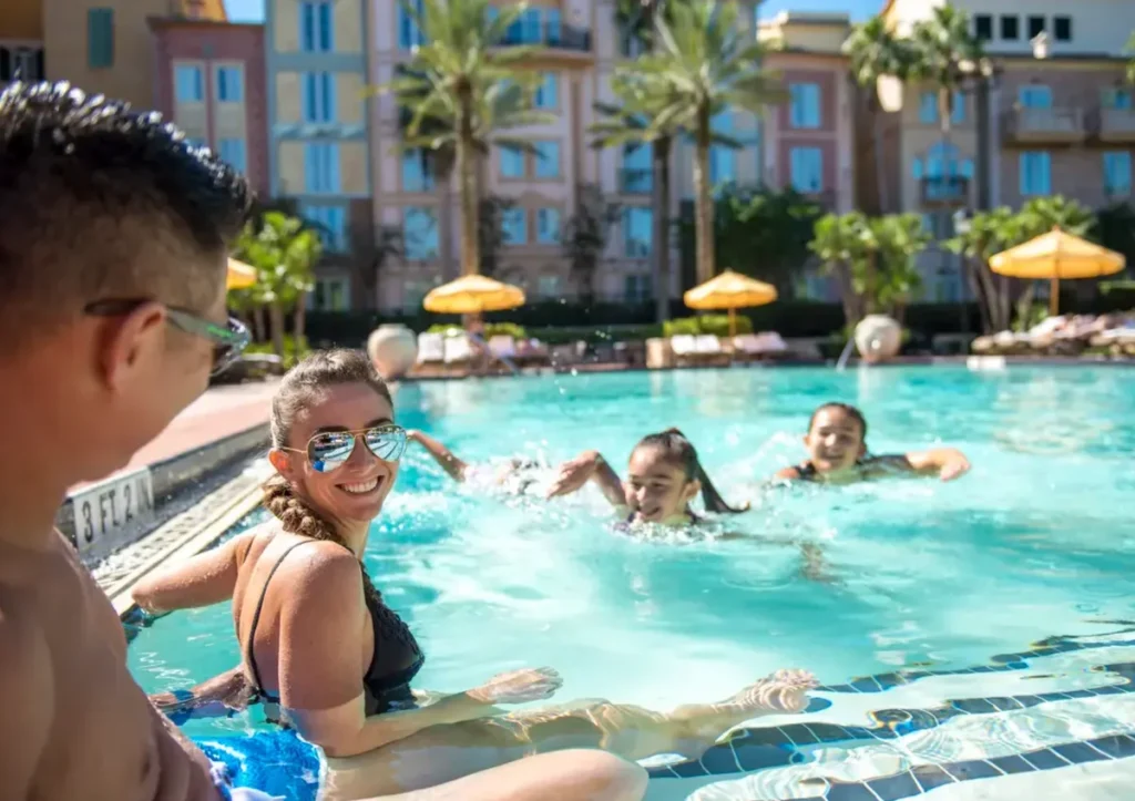 Área de piscina do Portofino Bay Hotel, opção para relaxar entre os dias nos parques.
