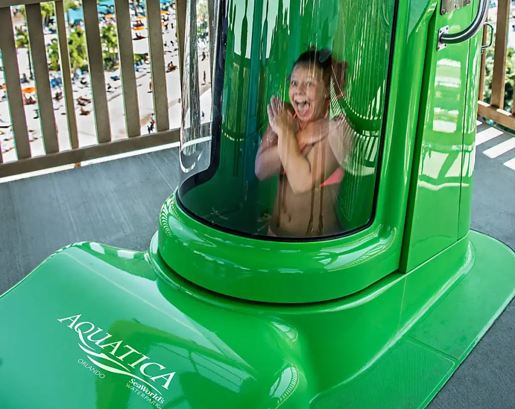A aventura começa na cápsula de lançamento de um dos toboáguas do Aquatica Orlando, parque aquático em Orlando, Flórida.