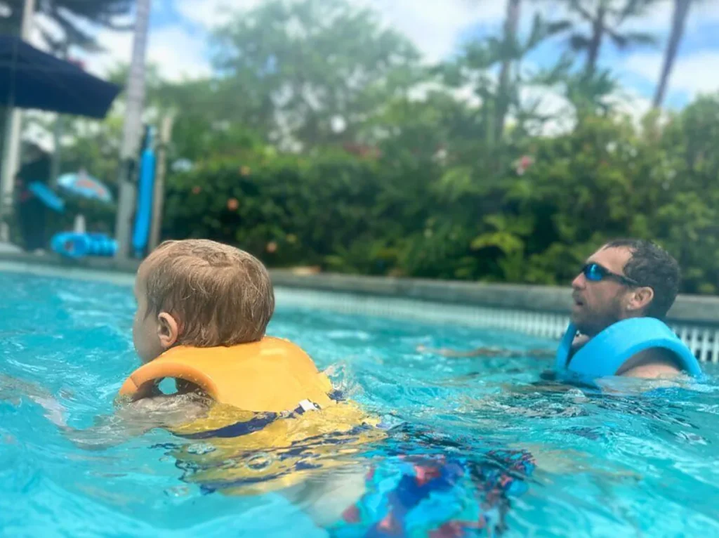 Momentos de diversão em família nas piscinas do Aquatica Orlando, com áreas aquáticas para diferentes idades.