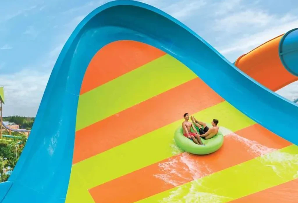 Uma descida em boia por um toboágua gigante e colorido é uma das experiências aquáticas do Aquatica Orlando.