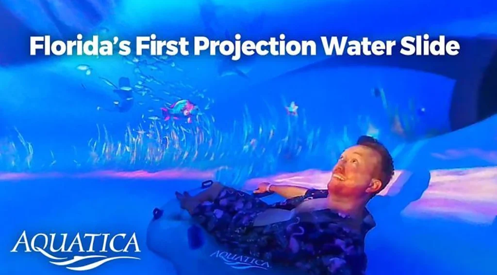 Uma experiência imersiva no Aquatica Orlando: toboágua com projeções que criam a sensação de deslizar por um ambiente subaquático.
