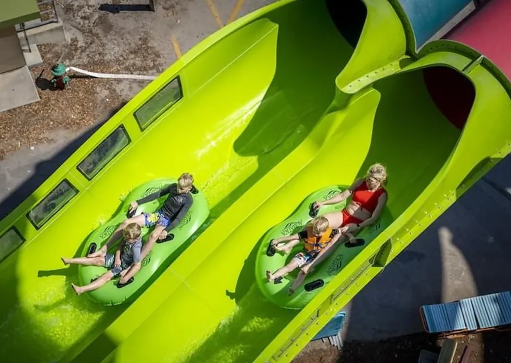 Montanha russa aquática no Aquatica Orlando, na Flórida.