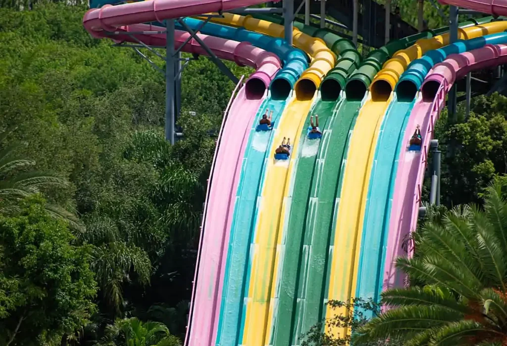 Toboáguas de múltiplas pistas no Aquatica Orlando permitem que vários visitantes aproveitem as descidas simultaneamente.