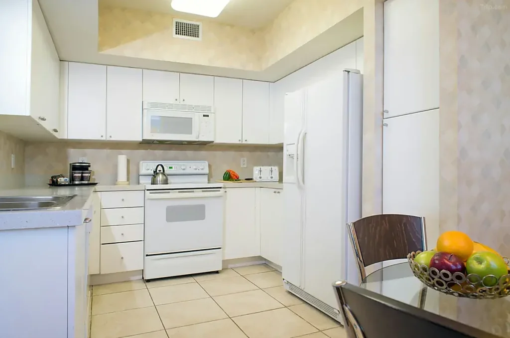 Acomodação com cozinha completa no DoubleTree Resort & Spa by Hilton Hotel Ocean Point, em Sunny Isles Beach, ideal para preparar refeições durante a estadia em Miami.