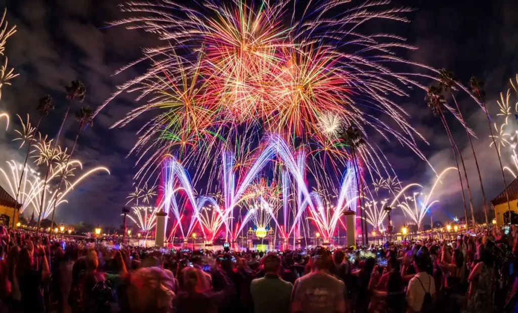 Ano Novo no EPCOT: fogos sobre a World Showcase Lagoon vistos junto ao pavilhão do Japão.