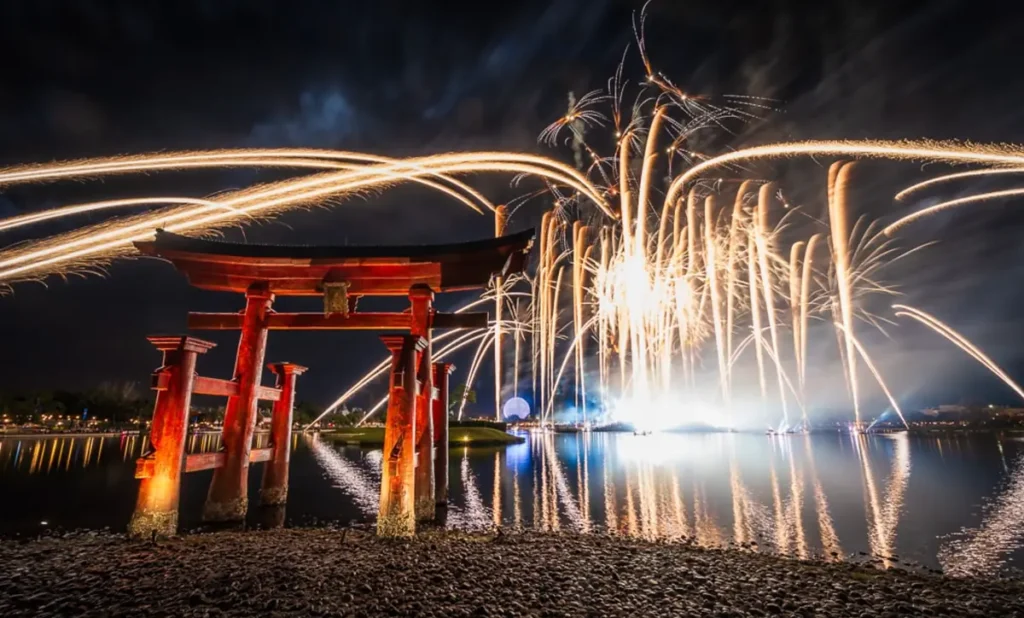 Réveillon no EPCOT: fogos coloridos iluminam o céu durante a celebração de Ano Novo na Disney.