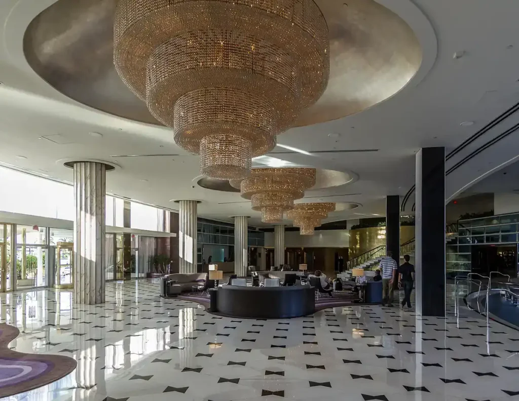Lobby do Fontainebleau Miami Beach com grandes lustres