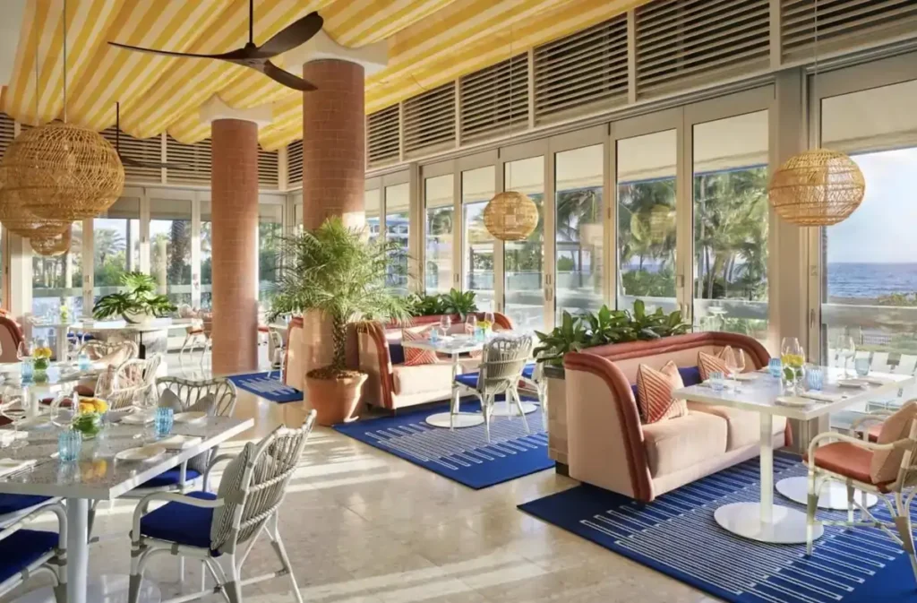 Restaurante Mirabella com vista para o oceano em Miami Beach