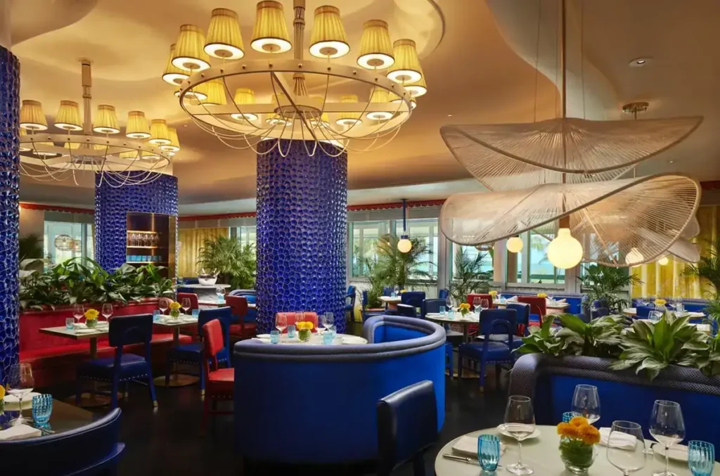 Interior colorido do Mirabella no Fontainebleau Miami Beach