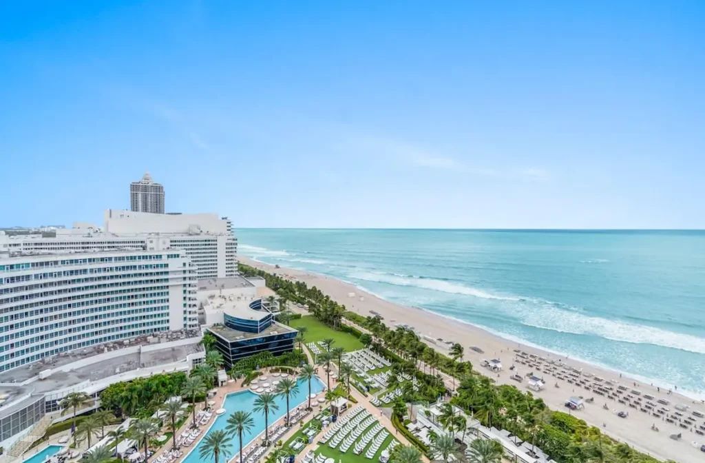 Piscinas e praia do Fontainebleau Miami Beach com vista para o oceano