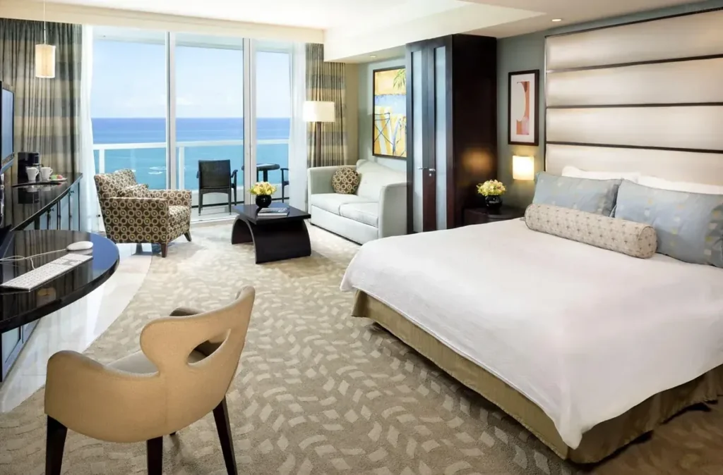 Quarto com cama king e vista para o oceano no Fontainebleau Miami Beach