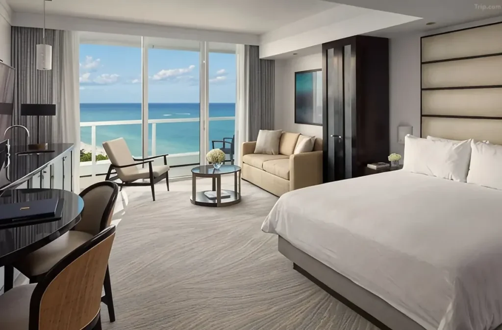 Quarto do Fontainebleau Miami Beach com varanda e vista para o oceano
