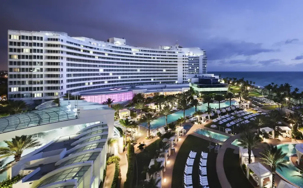 Piscinas do Fontainebleau Miami Beach iluminadas à noite