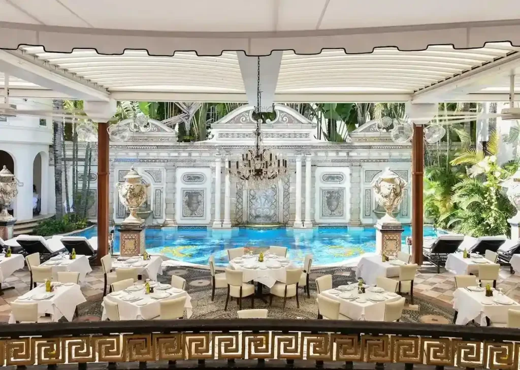 Restaurante à beira da piscina no Fontainebleau Miami Beach