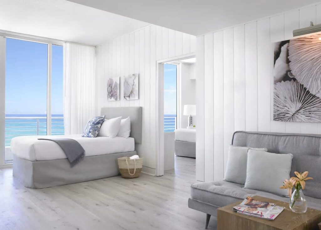 Suíte espaçosa do Grand Beach Hotel Miami Beach com quarto e sala de estar