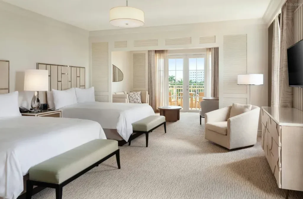 Quarto de luxo com duas camas e varanda no JW Marriott Miami Turnberry Resort & Spa