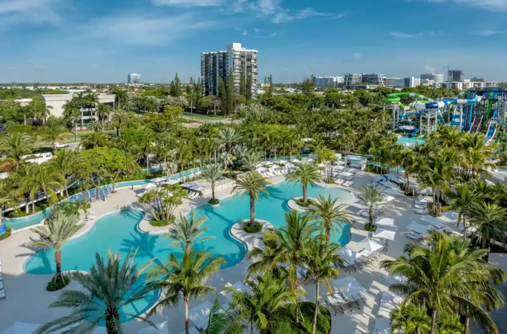 Piscina do JW Marriott Miami Turnberry Resort & Spa com Tidal Cove Waterpark ao fundo