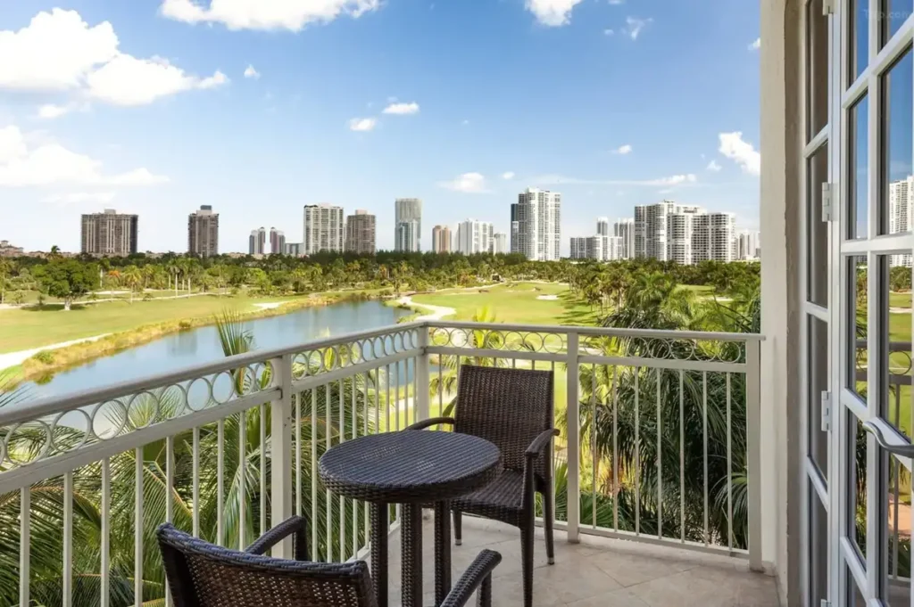Varanda de quarto com vista para o campo de golfe do JW Marriott Miami Turnberry Resort